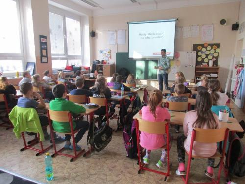 Holky, kluci, pozor na kyberprostor