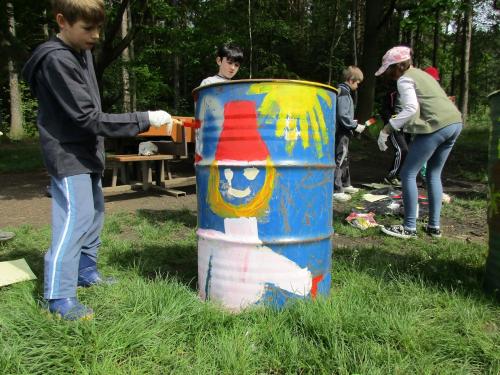 Barvení popelnic u Dubu